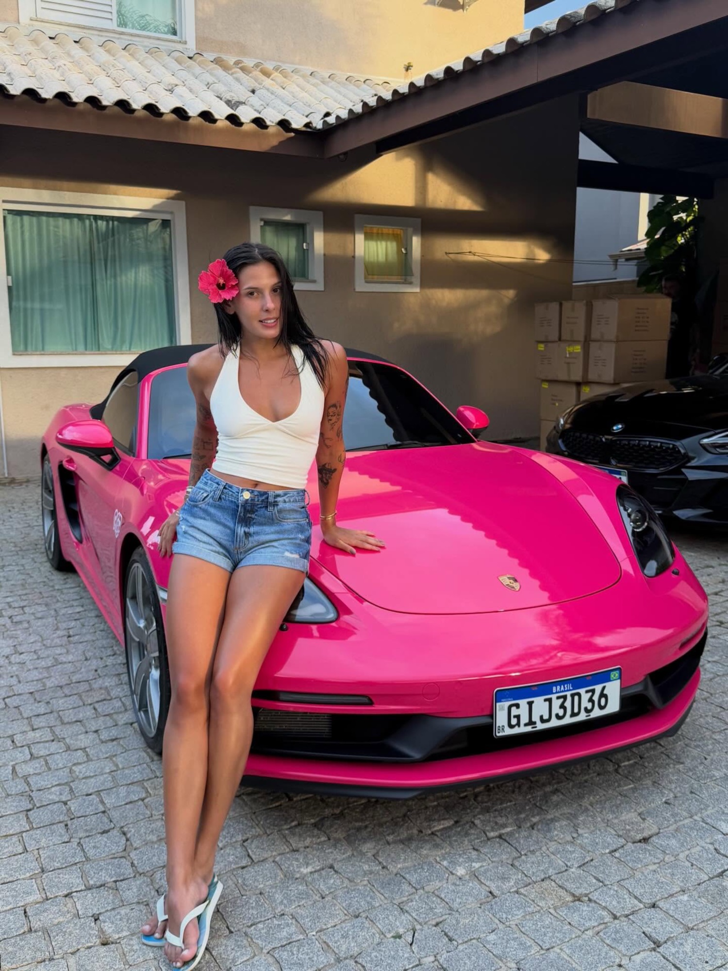 Ana Castela chama atenção ao posar com Porsche rosa avaliado em R$ 775 mil