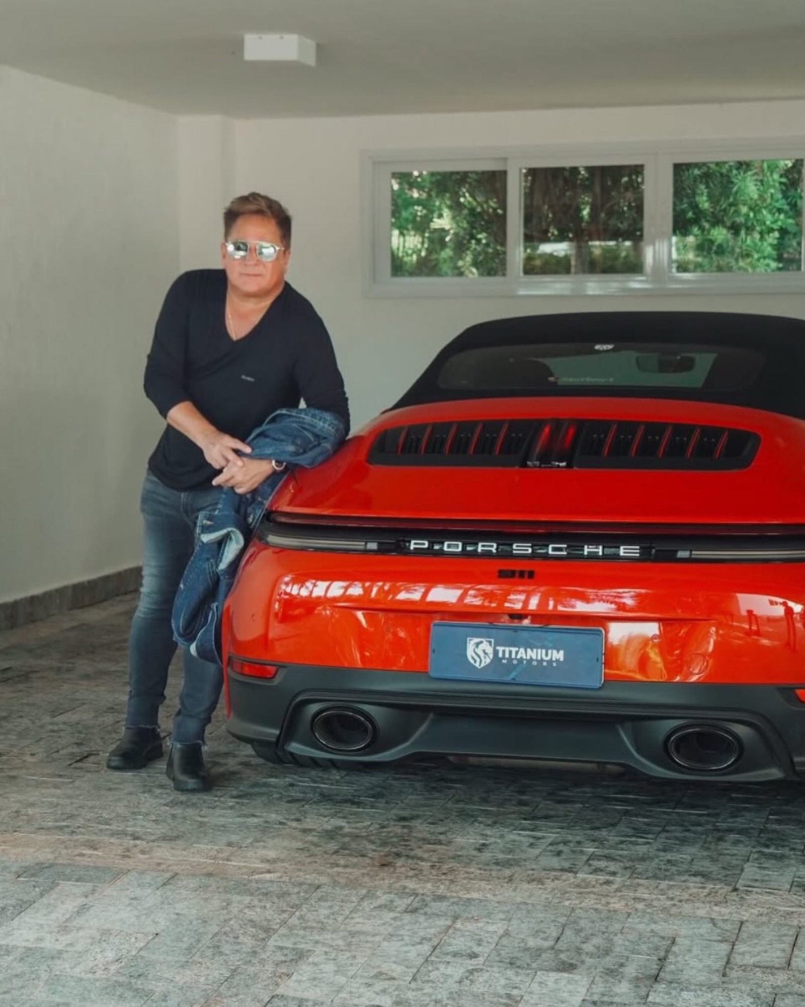 Leonardo presenteia Poliana Rocha com Porsche 911 avaliado em R$ 1,2 milhão