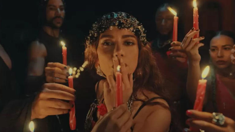 Anitta explica cena fumando em novo clipe e reforça conexão com a fé: “Tudo pela arte”