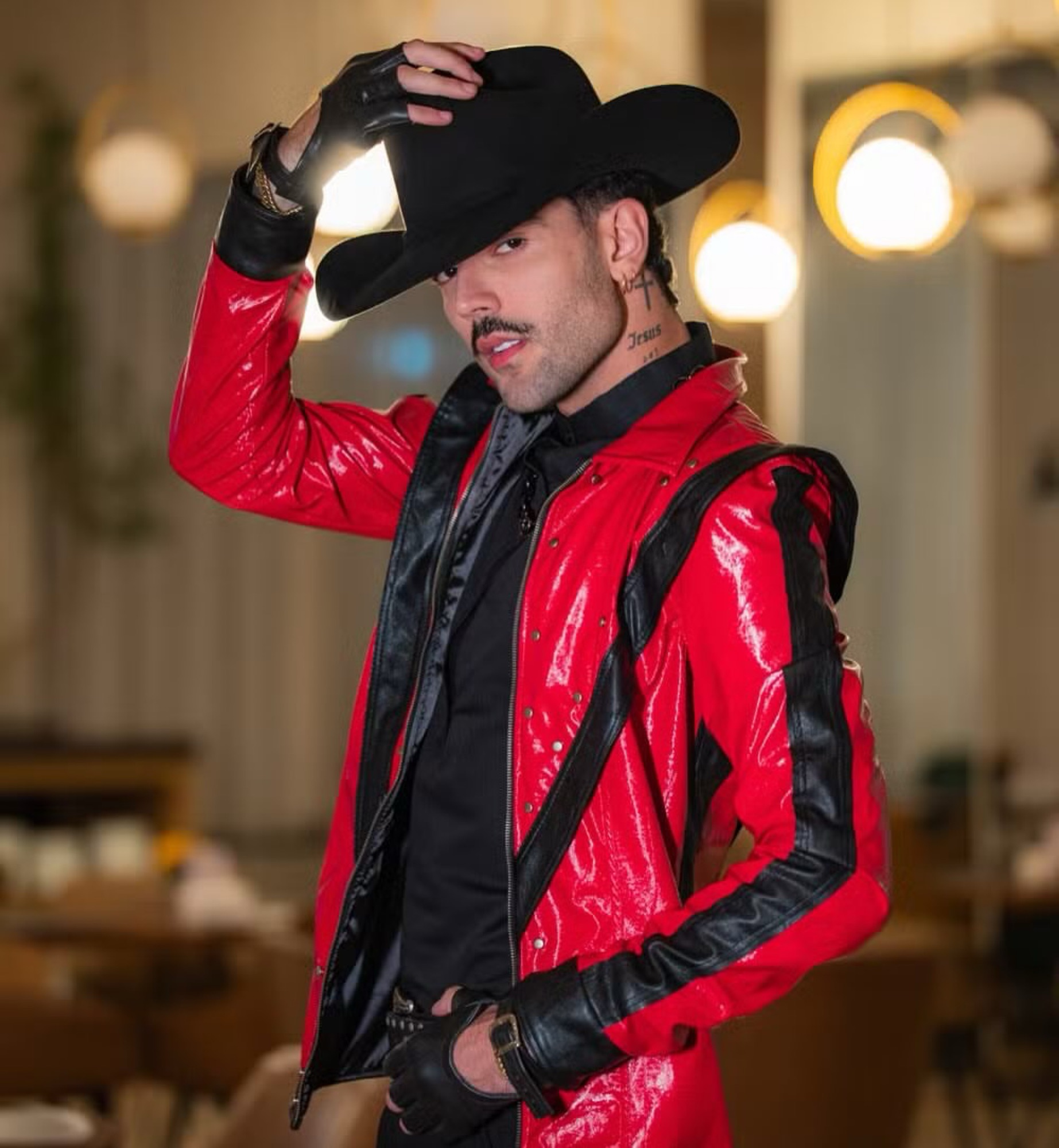 Luan Pereira aposta em look inspirado em Michael Jackson e chama atenção nas redes
