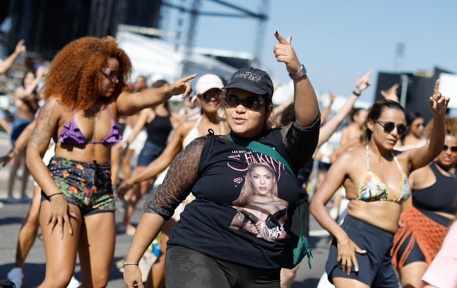 Fãs de Shakira se reúnem em Copacabana para aprender coreografia icônica antes de show