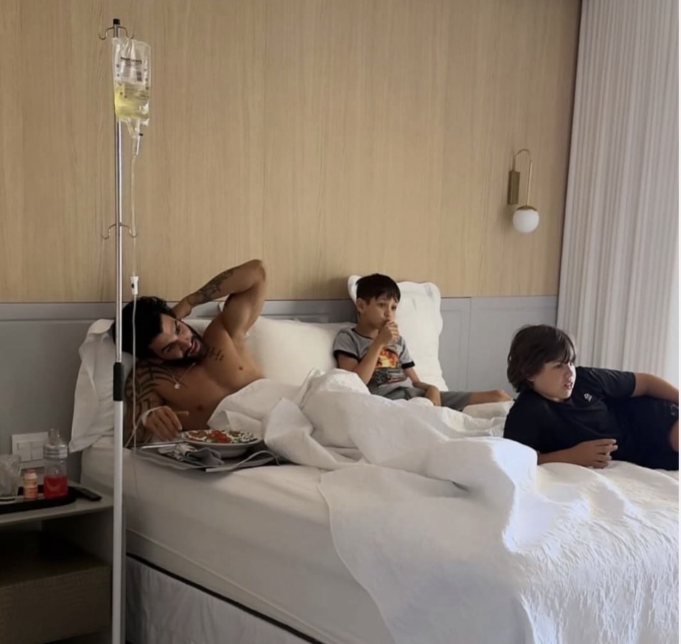 Após polêmica com show cancelado, Gusttavo Lima surge em recuperação ao lado dos filhos assistindo Brasil x Japão